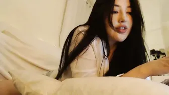 yummyumns Beautiful lass thrust finger in pussy