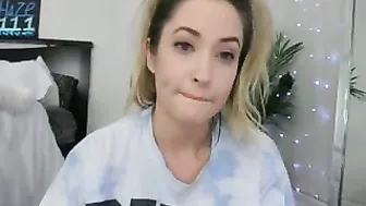 nikki_haze Slut shows his designed holes