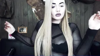 salmaroth fucks herself on the sofa