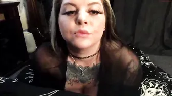 g_babyyy chaturbate Curvy brunette massages milking