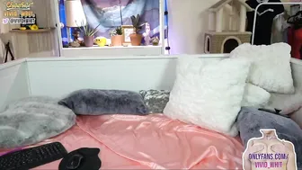 vivid_whit chaturbate Young bitch masturbates pussy