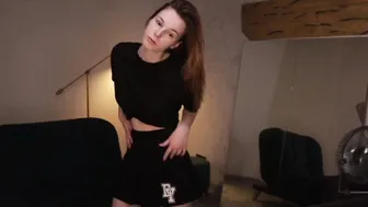 gwen_sunshine chaturbate Busty hottie caresses shaved pussy