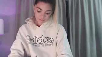 nikiskyler myfreecams Exquisite Shmara fucks herself in the vagina