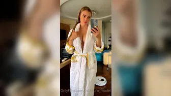 octokuro_model onlyfans Crazy lady masturbates shaved pussy