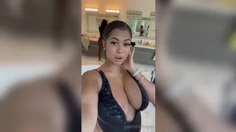 YazmineL onlyfans Bbw fondles her cunt and nipples