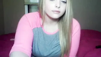 plussizekitty Petite babe gently masturbates cunt