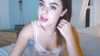 holliecakes Hot bitch gently fucks sex toy