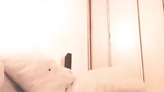 mikki_g put two fingers into her anus