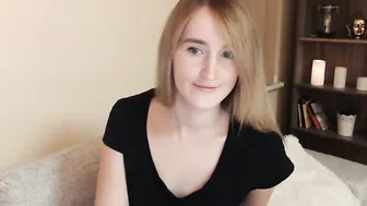 laila_lorenn Ardent bitch poses in fries