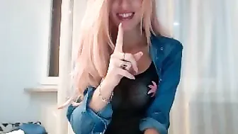 selenity Lustful bitch cums after handjob