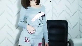 aksulin Sexy wench gently masturbates pussy