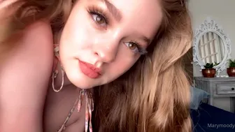 MaryMoody onlyfans Gorgeous chick caresses shaved cunt