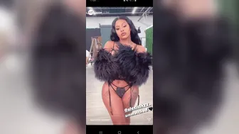 Alexis Skyy aka alexisskyyofficial onlyfans The bespectacled babe is planting her fingers in her cunt