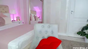 maya_di chaturbate Sexy brunette babe cuddles with rubber