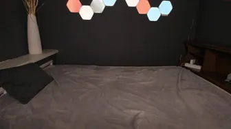 makkiato chaturbate Veronika Yeskin fingering on the bed