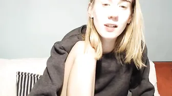 hotschneewittchen Pretty lady puts on juicy vagina