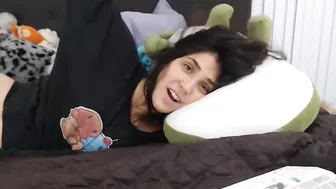 bllueberrylove Mature slut pulls pussy while lying in a chair