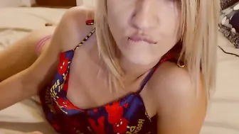 littlegirl19 Sexy women suck guy dick