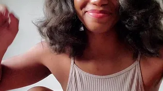 Callmequeen_nyc onlyfans Mature bitch stretches big labia