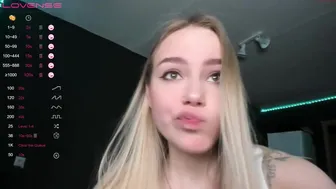 ur_sweet_lily chaturbate Cute posing in fries