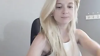 misskaysie Slender chick caresses shaved cunt