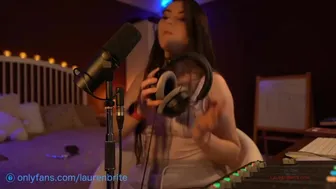 laurenbrite chaturbate Cute babe jerks off with sex toys