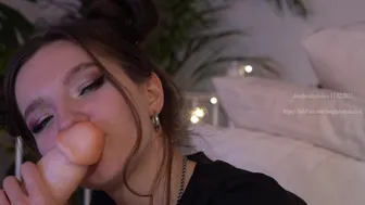 _deepthroatgalactica Hot babe fucks both holes