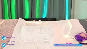 sia_siberia chaturbate writes pen on boobs and ass