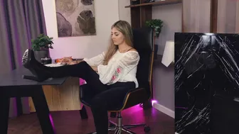 alliesynn chaturbate Hot slut caresses shaved cunt