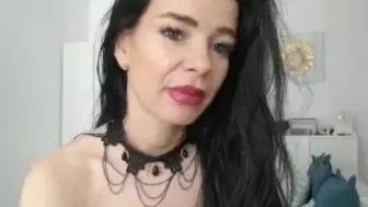 aileennxxx chaturbate Vicious shlendra squeezes shaved pussy