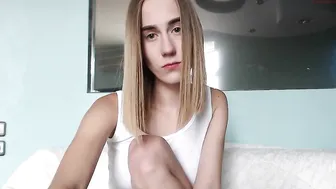 hotschneewittchen Slender babe masturbates pussy