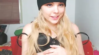 pavlovswhore Modest babe tickles clit