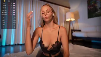 nkkol chaturbate  chick is played with vagina