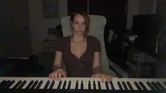 kaileeshy chaturbate cute blonde girl got herself a finger on the couch