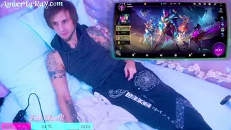amberlaray Cute wench jerks off wide cunt