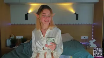crazydaisy_ Hot chick fucks shaved pussy