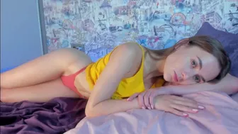 angelina_new Busty woman posing in french chat