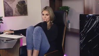 alliesynn Charming babe masturbates shaved vagina