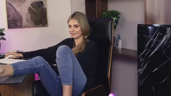 alliesynn The nipple with big boobs fascinates the look