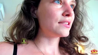 demurelixir Bombovskaya kurva with big forms is rubbing her shaved pussy