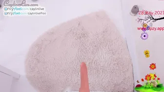 caylin Juicy babe fucks her shaved pussy