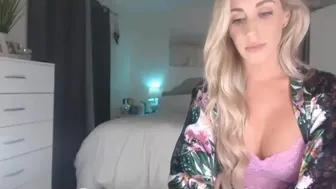 queen_bambii Luscious doll sits on dildo