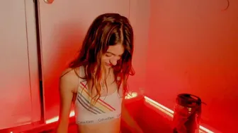 naomidee Exquisite curva shows juicy ass