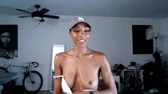 frankiiy_  cute girl shows the body