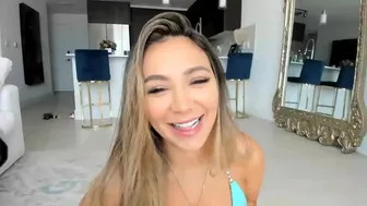 esmeralda_bel Cutie in stockings fingers squeezing pussy