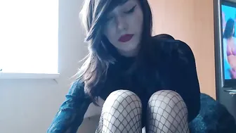 alycetn rubs her pussy