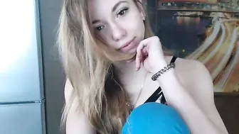 meryfoxxx Mature hottie caresses shaved cunt