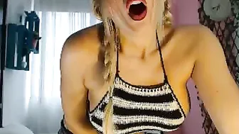 lizztayler91 Black haired babe puts big tits