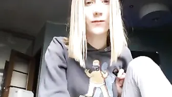 hotschneewittchen Busty chick gently pulls pussy