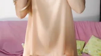 ophelia Charming Shlendra pulls pussy at work